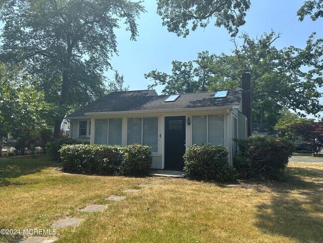 Building Photo - 917 4th Ave