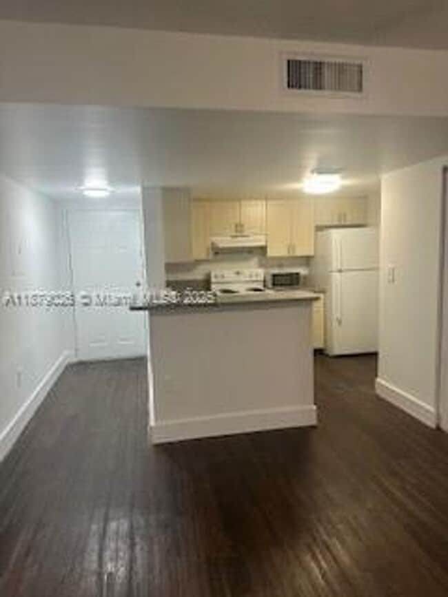 Building Photo - 9777 Nob Hill Ct