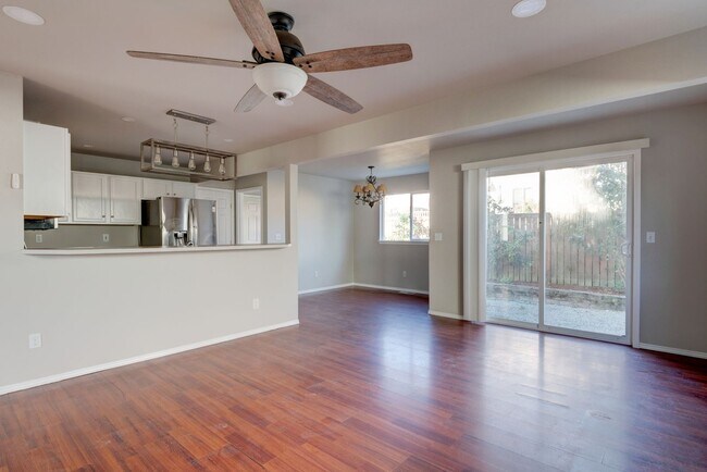 Foto del edificio - Spacious 4-Bedroom Home with Cozy Backyard...