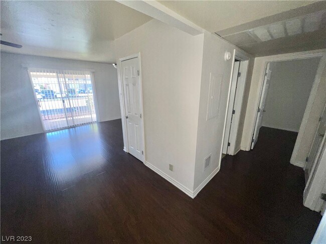 Building Photo - 5261 River Glen Dr