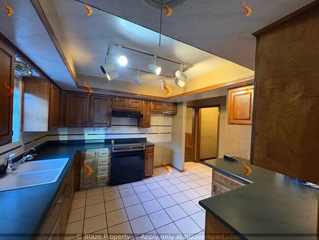 Building Photo - Charming 3 Bed, 2 Bath Home with Garage & ...
