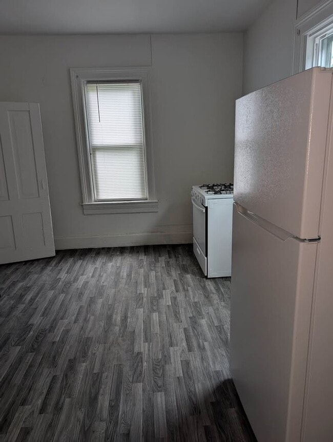 Building Photo - 613 Green St