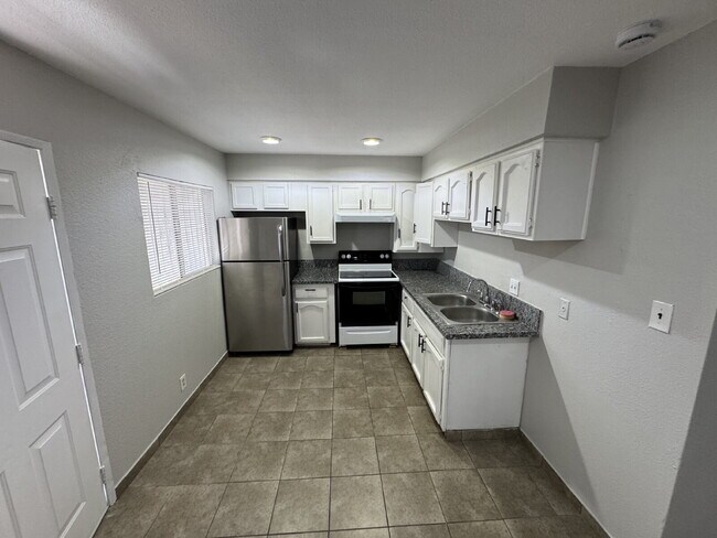 Building Photo - Ideal 2nd floor unit refreshed and ready to lease!