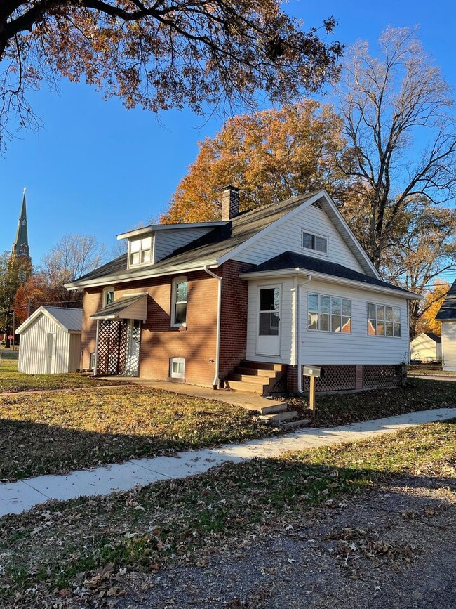 Building Photo - Newley Remodeled 2 Bedroom Home