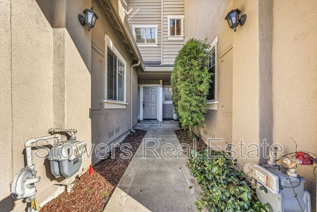 Building Photo - 424 Sutton Cir