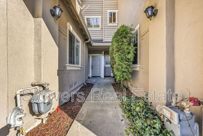 Foto del edificio - 424 Sutton Cir