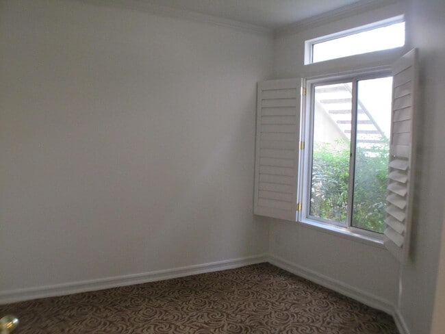 Building Photo - Arbor Park 2 Bedroom Lower Unit Condo in V...