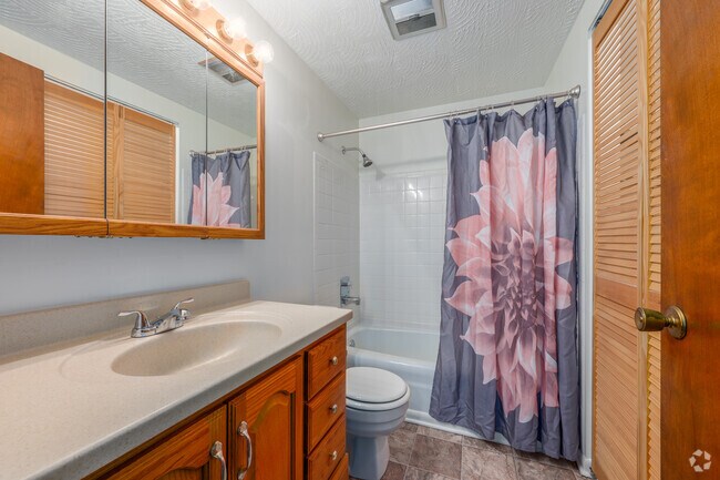 2 habitaciones, 1,5 baños, 1033 pies cuadrados, baño principal - Cambridge Court Townhomes