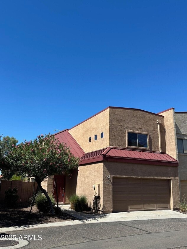 Primary Photo - 1015 S Val Vista Dr