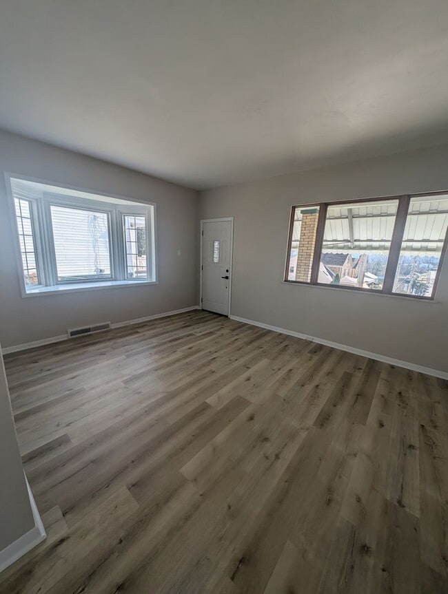 Foto del edificio - Newly Renovated 2 Bed, 1 Bath Home in Crafton -- AVAILABLE NOW!