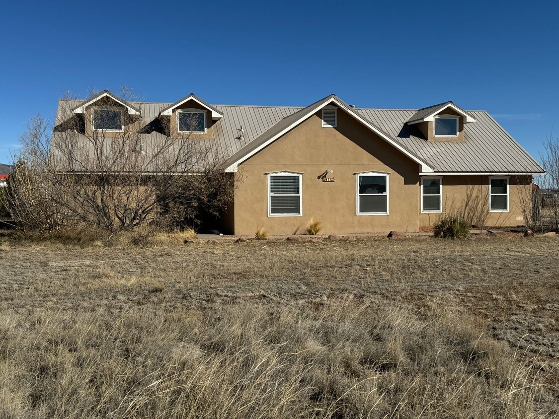 Foto principal - 3 Bedroom, 2 Bathroom Home in Edgewood, NM