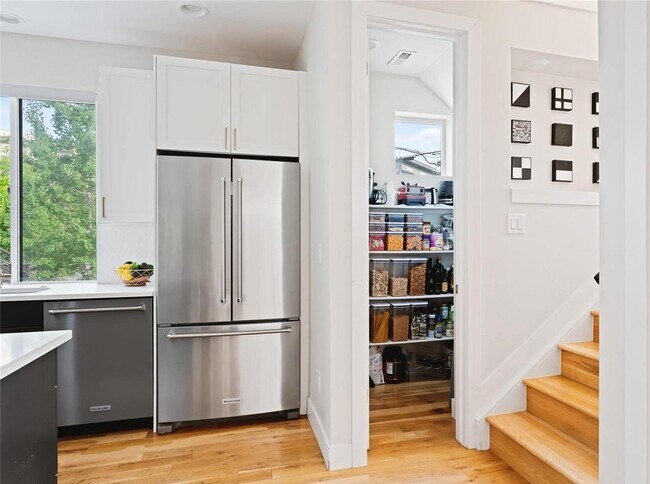 Building Photo - Chic LoHi townhouse with incredible views ...