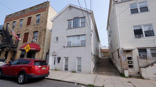 Building Photo - 26 Paterson St