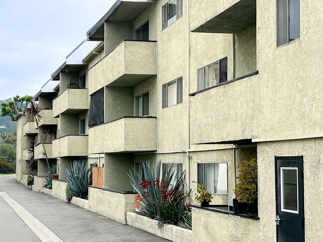 Building Photo - 11018 Moorpark St