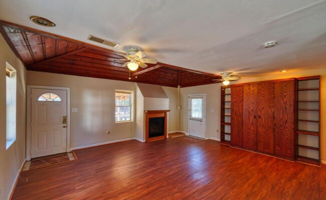Foto del edificio - 10215 Livingston Rd