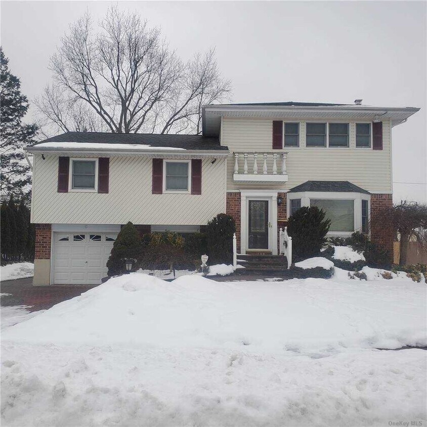 Primary Photo - 9 Pickwick Dr W