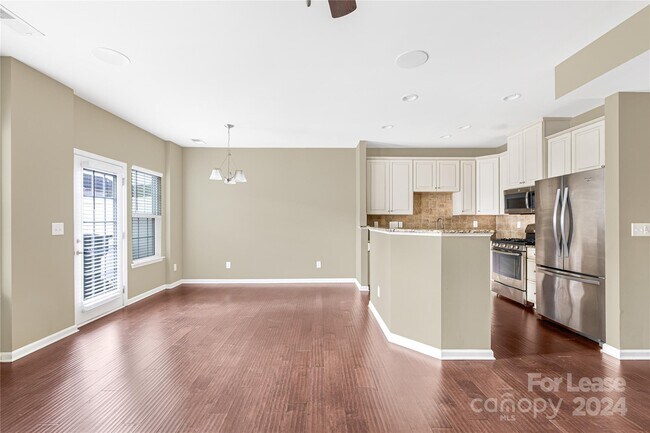 Building Photo - 2446 Silverthorn Dr