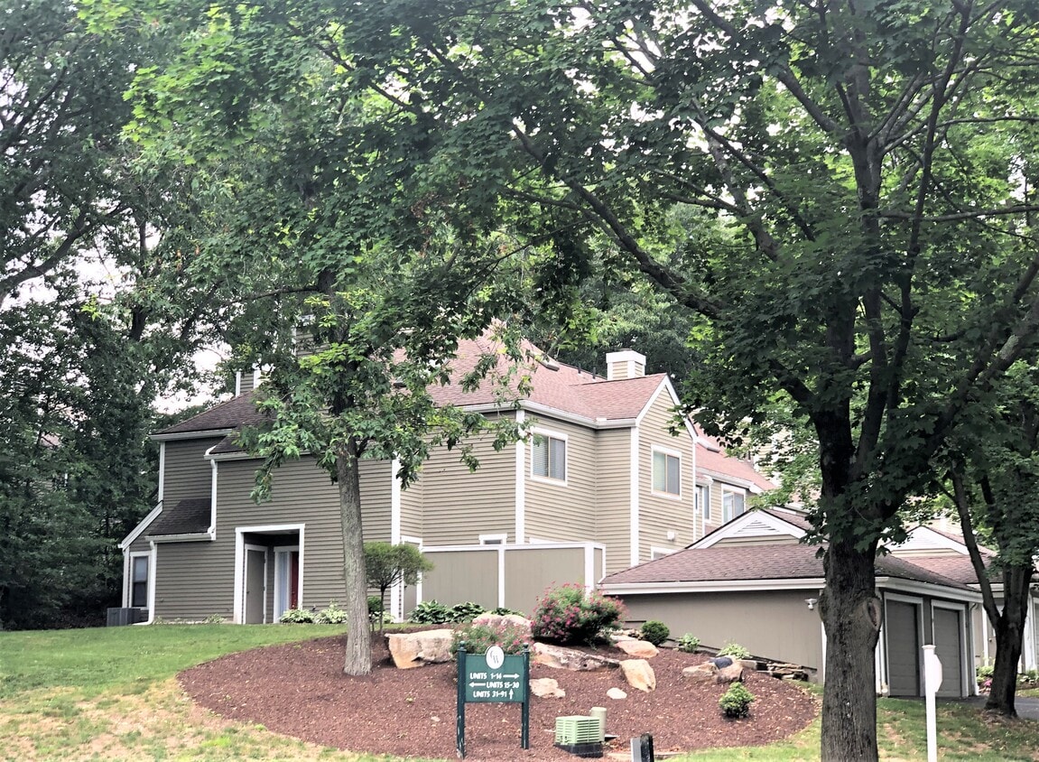 2 Br Updated End Unit TH - 8 Country Walk