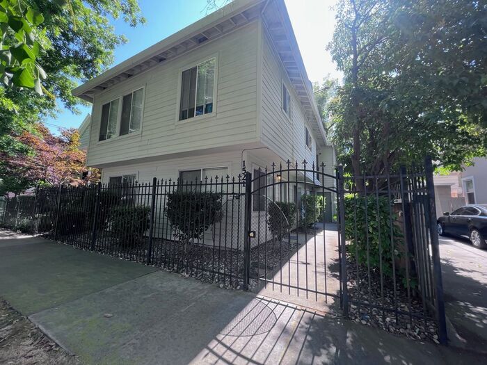 Foto principal - Extra Spacious Upstairs 2 Bedroom in Midtown!
