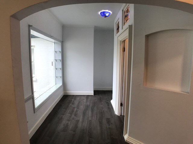 Building Photo - 433 S Van Buren St