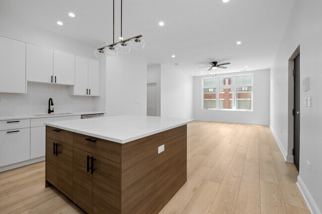 Foto del edificio - 70 E Pershing Rd