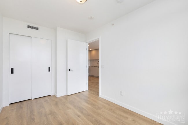 Building Photo - Modern 21st Floor 1 Bedroom Condo at Georgetown One in Surrey City Centre