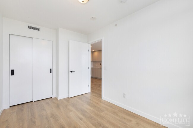 Photo du bâtiment - Modern 21st Floor 1 Bedroom Condo at Georgetown One in Surrey City Centre