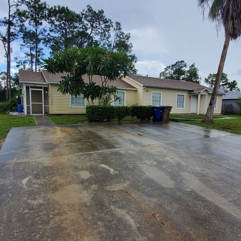 Foto principal - 2433/2435 Lola Avenue S