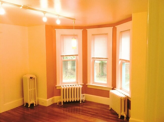 Building Photo - 270 Bridge St