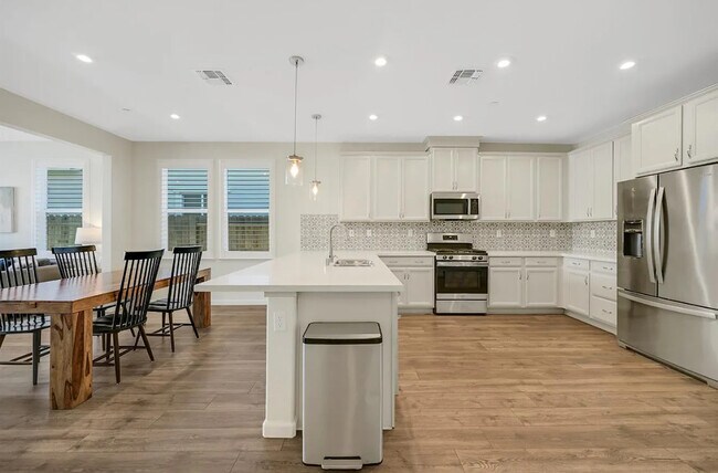 Building Photo - 1056 Luna Dr