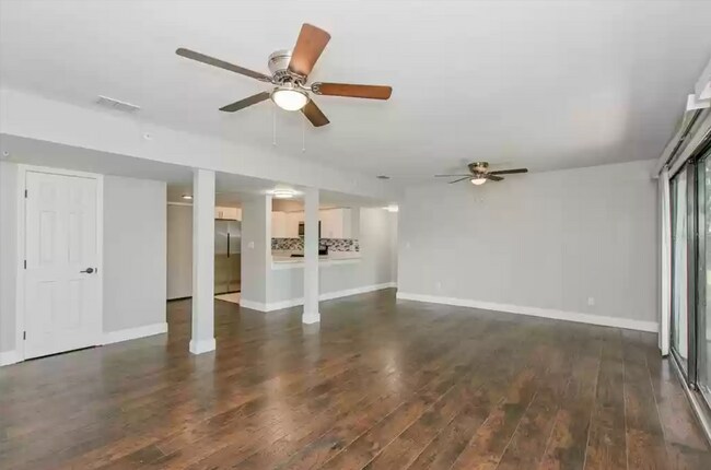 Sala de estar de concepto abierto - 813 Pinewood Ct