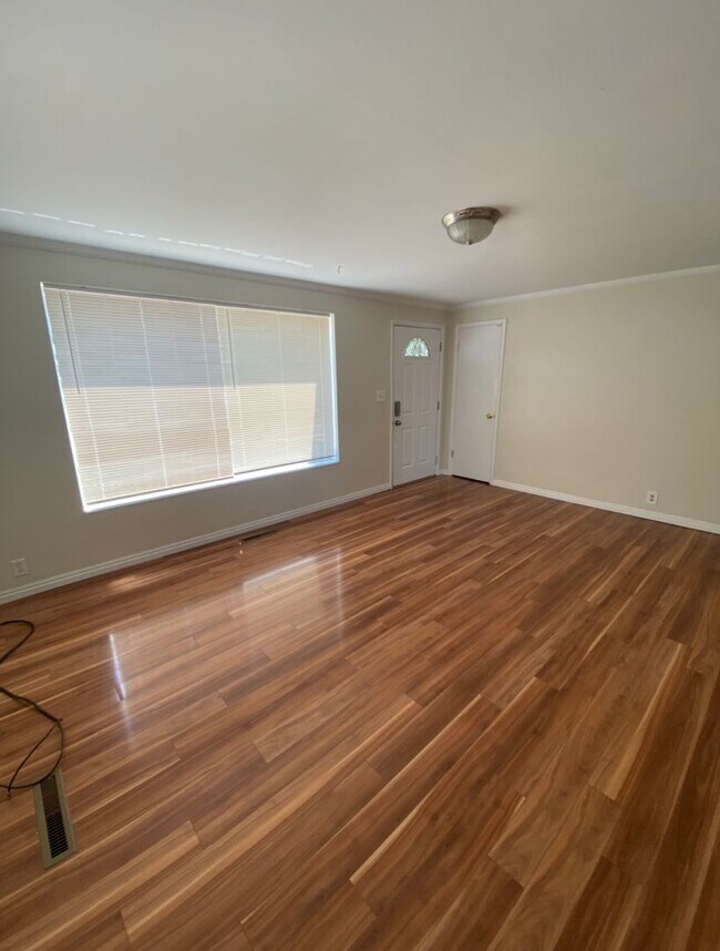 Foto del edificio - Spacious 4 Bed 2 Bath Home in Roy, UT with Fully Fenced Yard