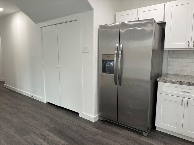 Foto del edificio - 7804 Crestview Dr