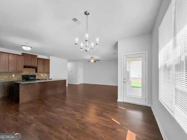 Foto del edificio - 140 Daisy Cir