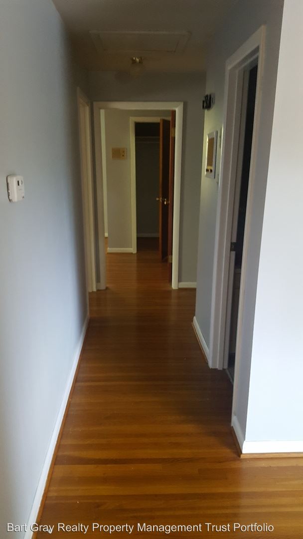 Building Photo - 5 E 56th Pl