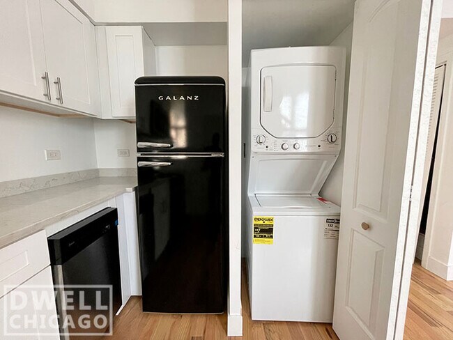 Building Photo - 923 S Carpenter St