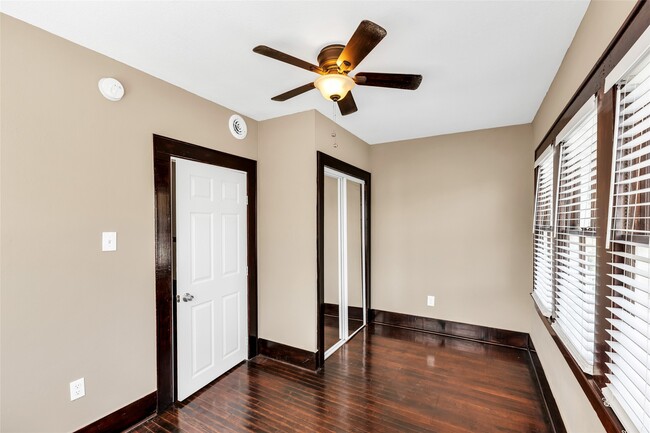 Building Photo - 3010 Avenue Q Ave