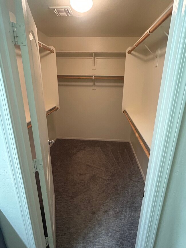 Foto del edificio - 2223 S Hughes Dr