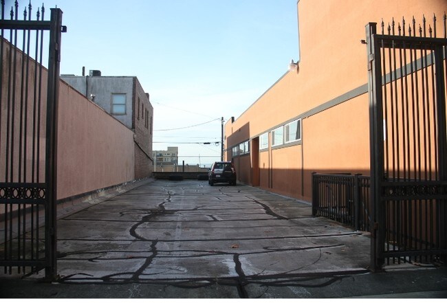 Building Photo - 2806-2808 Hoyt Ave