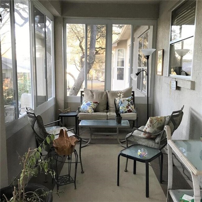 Foto del edificio - 108-106 6 Flags Dr