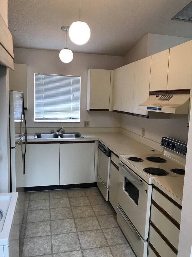 Building Photo - Annual One Bedroom, One Bath Condo Located...