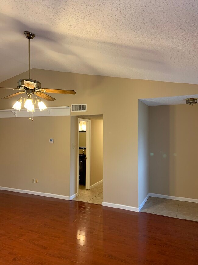 Photo - 2501 Majestic Dr House