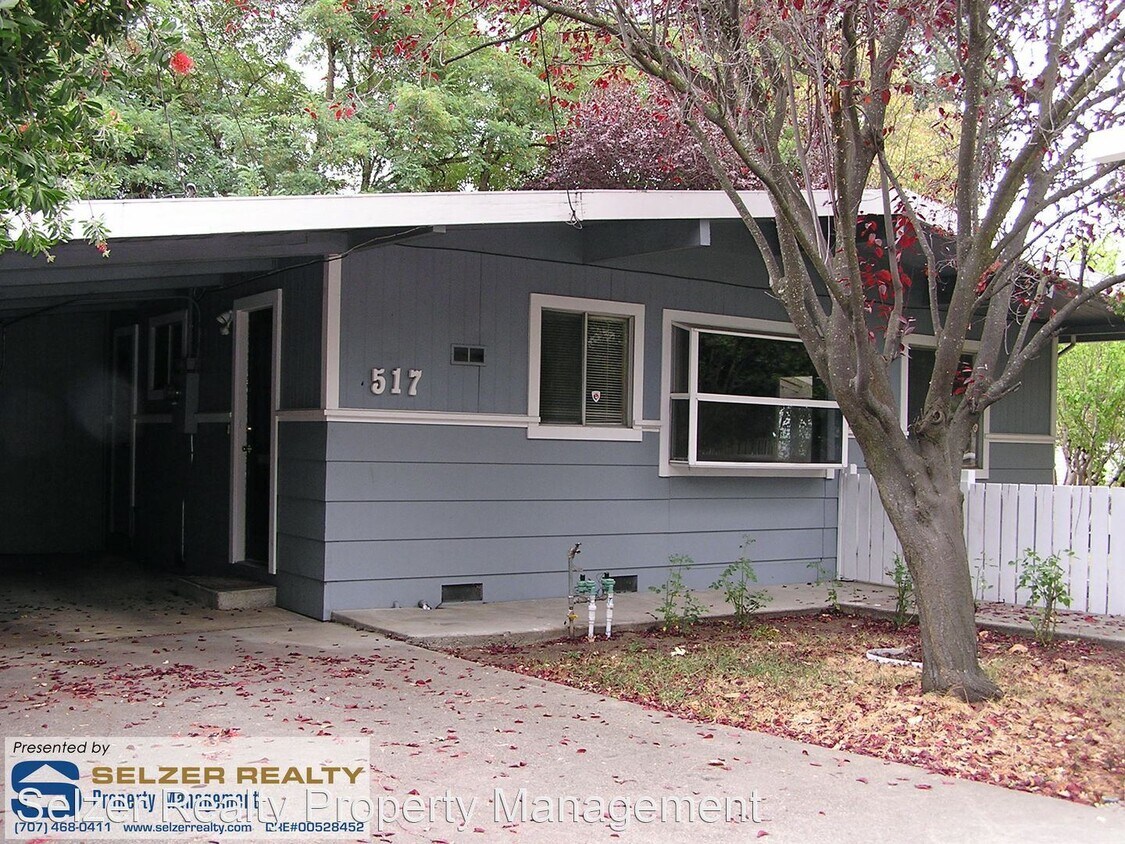 Primary Photo - 2 br, 1.5 bath House - 517 S. Oak St.