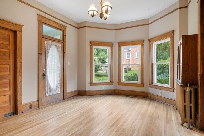 Building Photo - 4 to 5 bed / 2 Bath Pet Friendly Just remo...