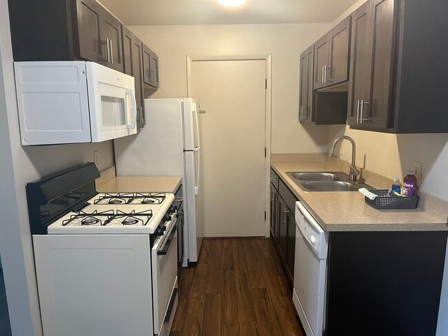 Kitchen - Richmond Hills Apartments