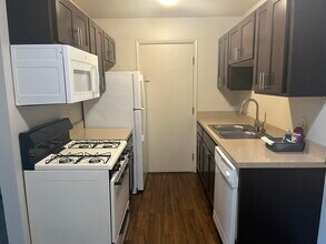 Kitchen - Richmond Hills Apartments