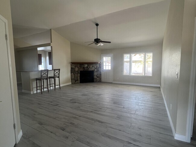 Foto del edificio - 9003 W Vogel Ave
