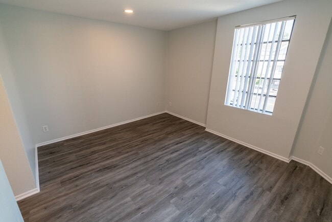 Interior Photo - 6310 Sylmar Ave