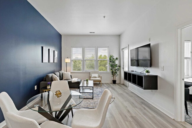 Building Photo - 205 S Kings Dr