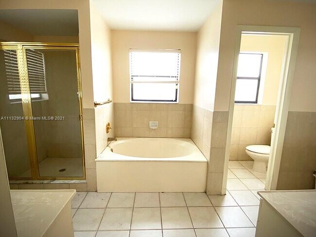 Foto del edificio - 1041 NE 165th Terrace